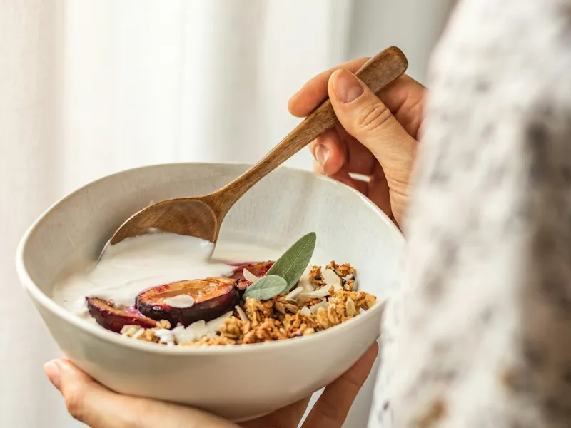 Bol de cerámica con frutos rojos frescos